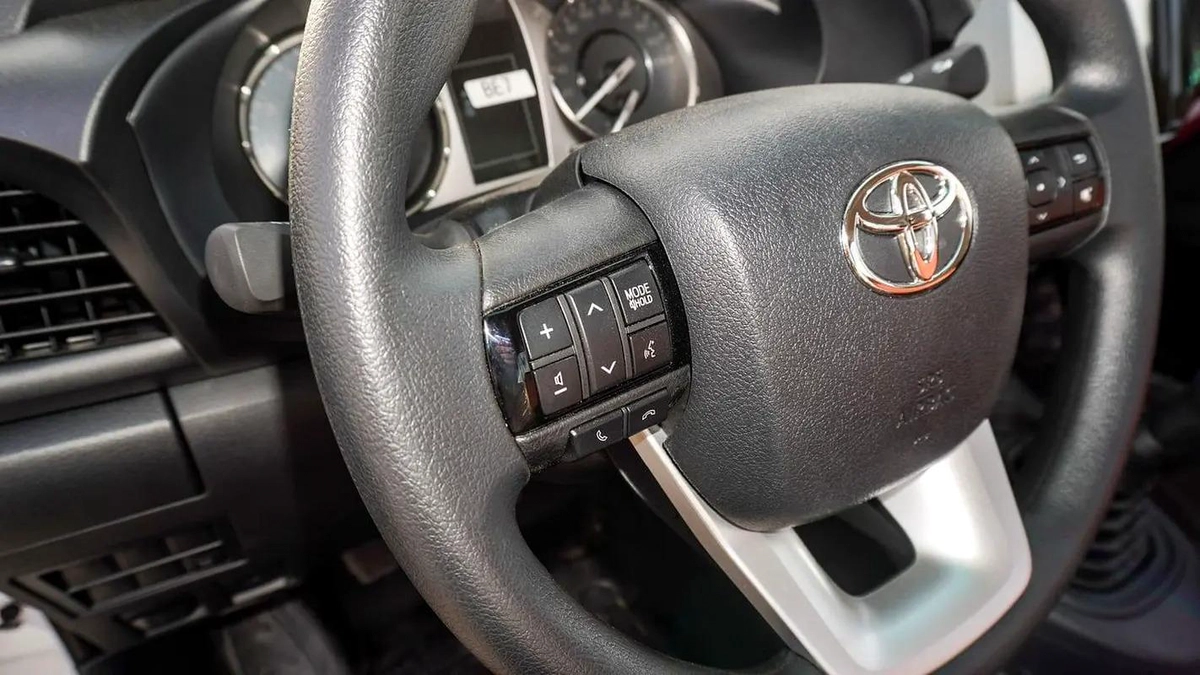 TOYOTA HILUX 4x2 - 2.7L PETROL MODEL 2025 - تويوتا هايلوكس 5 شنكل موديل 2025-2-2
