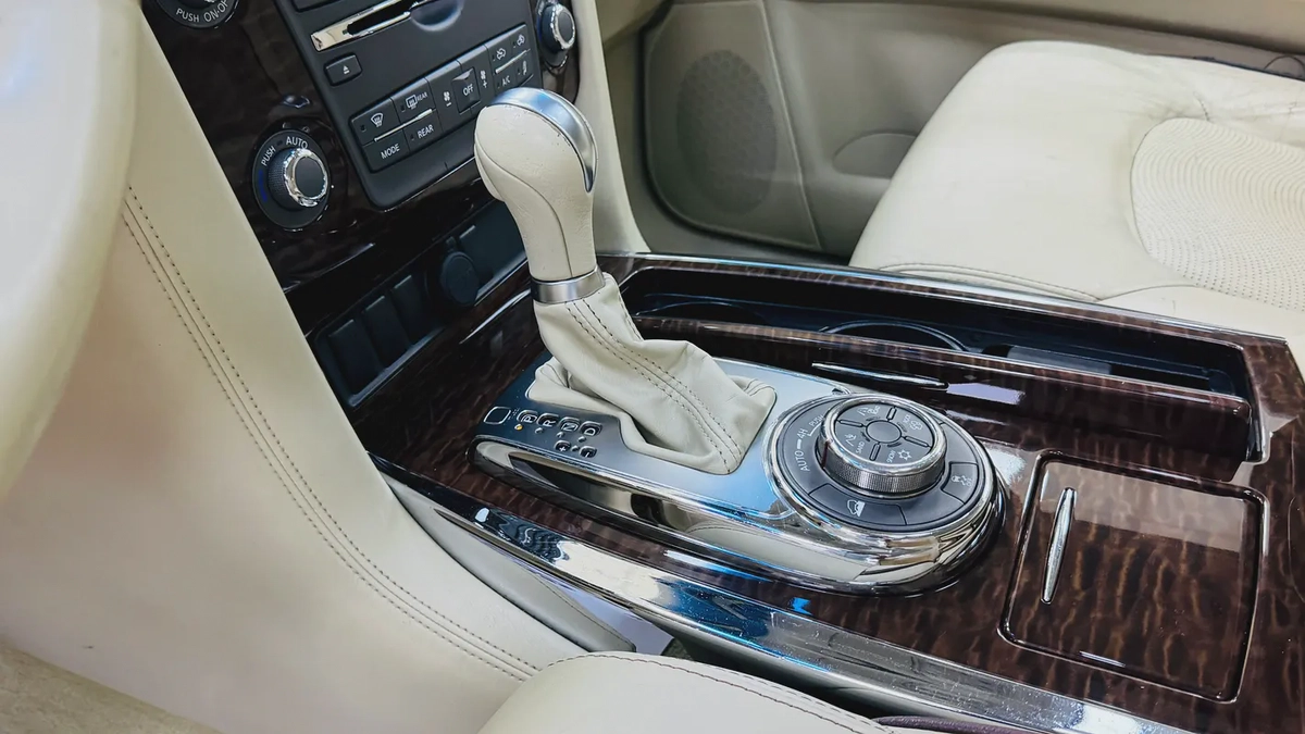2012 nissan patrol LE 400hp 1st Owner Full Option-10-10