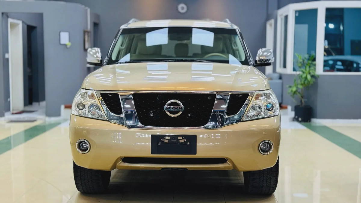 2012 nissan patrol LE 400hp 1st Owner Full Option-1-1