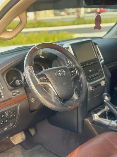 Toyota Land Cruiser VXR 5.7L V8-9