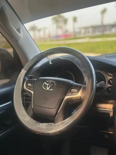 Toyota Land Cruiser VXR 5.7L V8-10