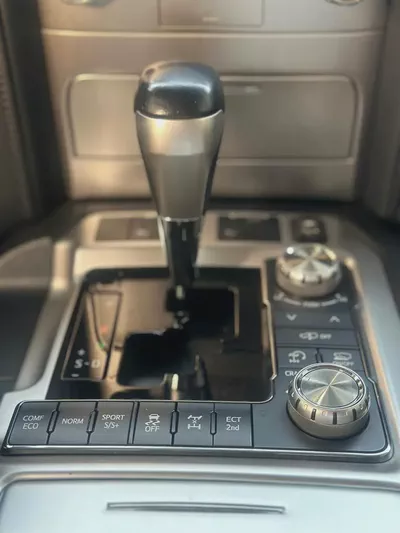 Toyota Land Cruiser VXR 5.7L V8-11