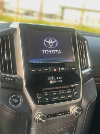 Toyota Land Cruiser VXR 5.7L V8-13