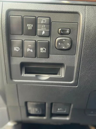 Toyota Land Cruiser VXR 5.7L V8-14