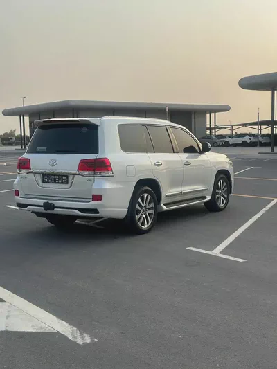 Toyota Land Cruiser VXR 5.7L V8-3
