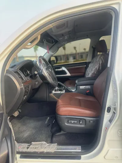 Toyota Land Cruiser VXR 5.7L V8-6