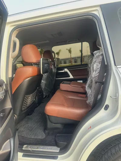 Toyota Land Cruiser VXR 5.7L V8-7