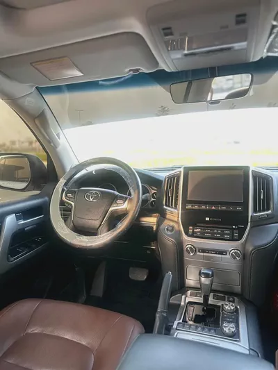 Toyota Land Cruiser VXR 5.7L V8-8