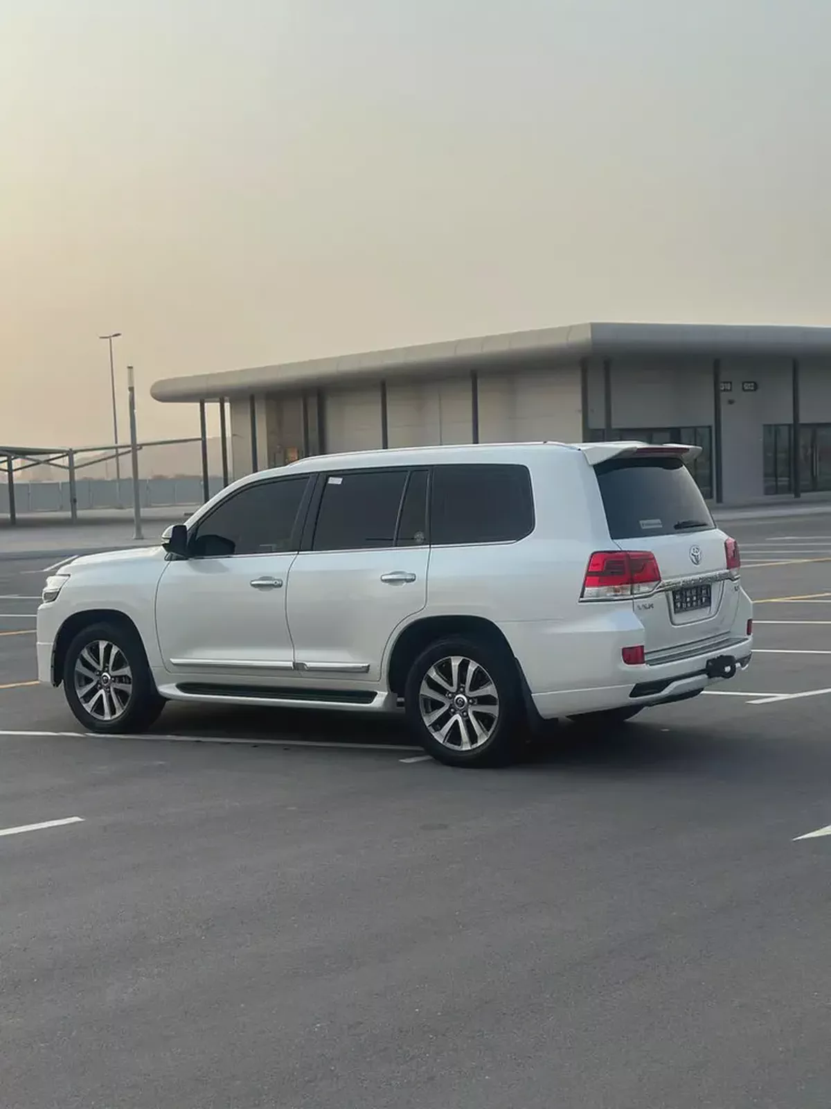 Toyota Land Cruiser VXR 5.7L V8-4-4