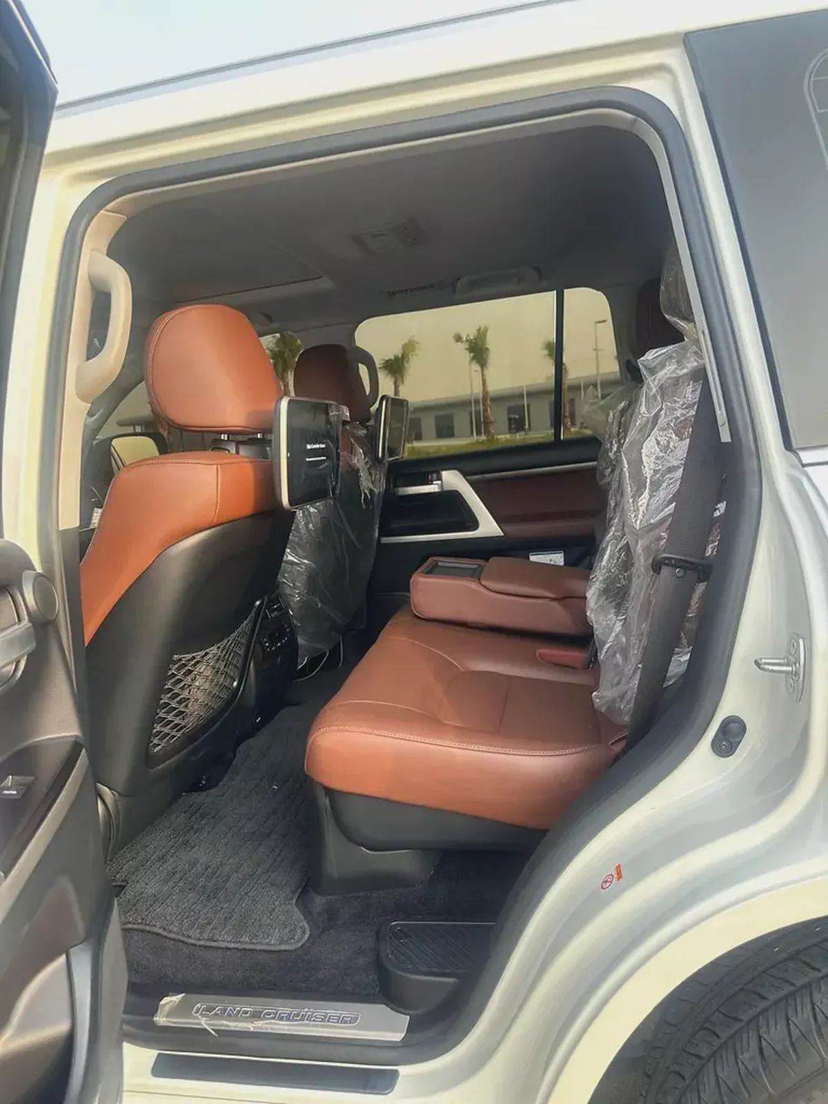 Toyota Land Cruiser VXR 5.7L V8-7-7