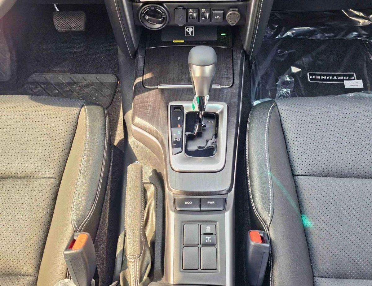 Toyota Fortuner VXR SR5 ADVENTURE / 4.0L V6 PETROL / FRONT PWR SEATS / PUSH START / DIFF LOCK AUTO A/C (CODE # F6HA)-15-0