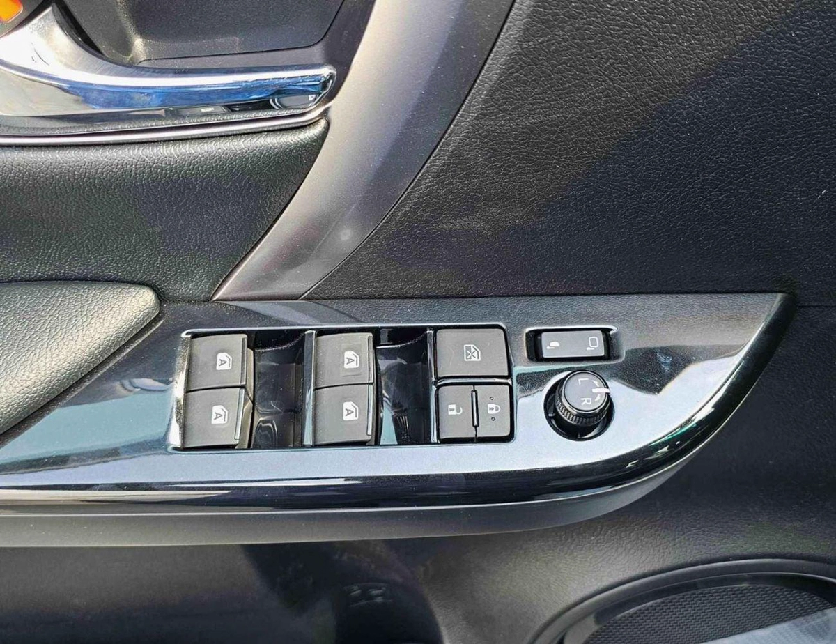 Toyota Fortuner VXR SR5 ADVENTURE / 4.0L V6 PETROL / FRONT PWR SEATS / PUSH START / DIFF LOCK AUTO A/C (CODE # F6HA)-17-0