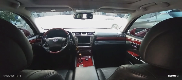 2010 Lexus LS 460 F Sport - American Specs. الشارقة