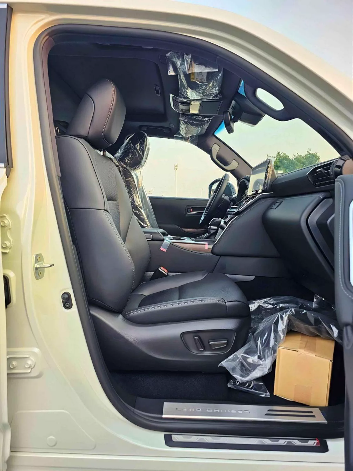 Toyota Land Cruiser VX 4.0L PETROL VX || 4.0L PETROL V6 /RADAR /BIG DVD/JBL SPEAKERS / REAR ENTERTAINMENT DVD /MID OPTION (CODE#VX4MA)-11-0