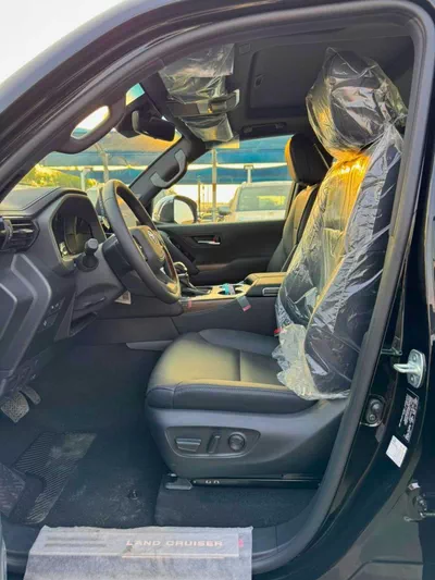 Toyota Land Cruiser VX || 4.0L PETROL V6 / RADAR / BIG DVD / REAR ENTERTAINMENT SCREEN / COOL BOX / FULL OPTION (CODE#VX-11