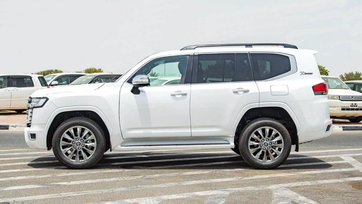 Toyota Land Cruiser VXR LAND CRUISER LC 300 VXR 3.5L petrol MY2024 for export only-4-0