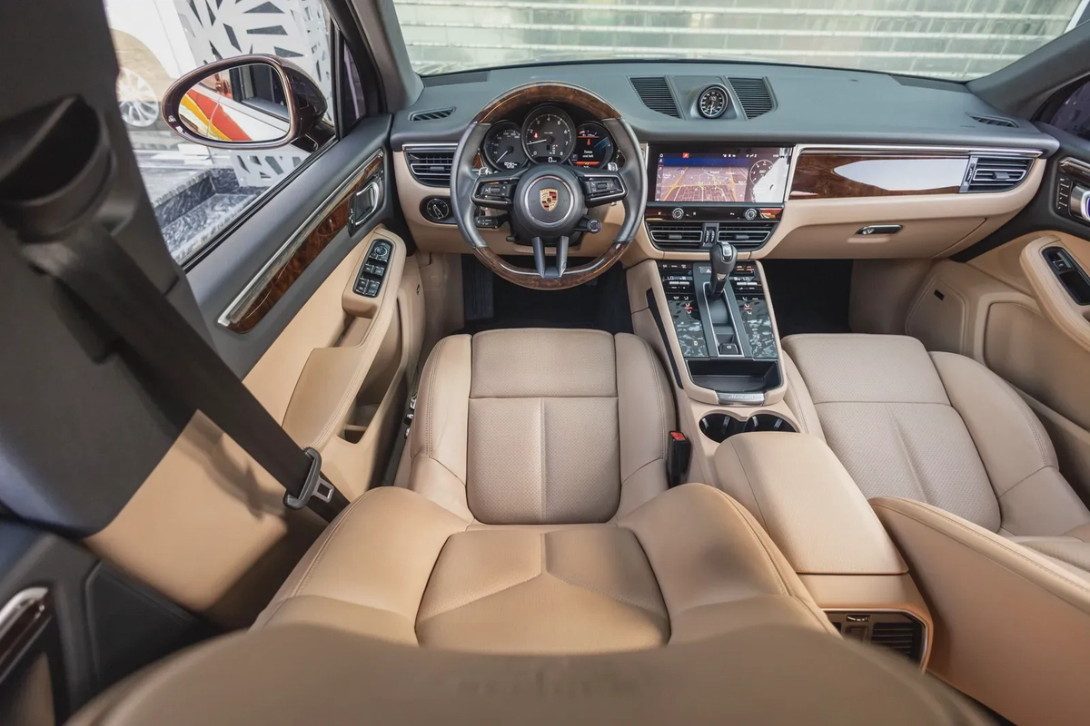 Porsche Macan 2023-12-12