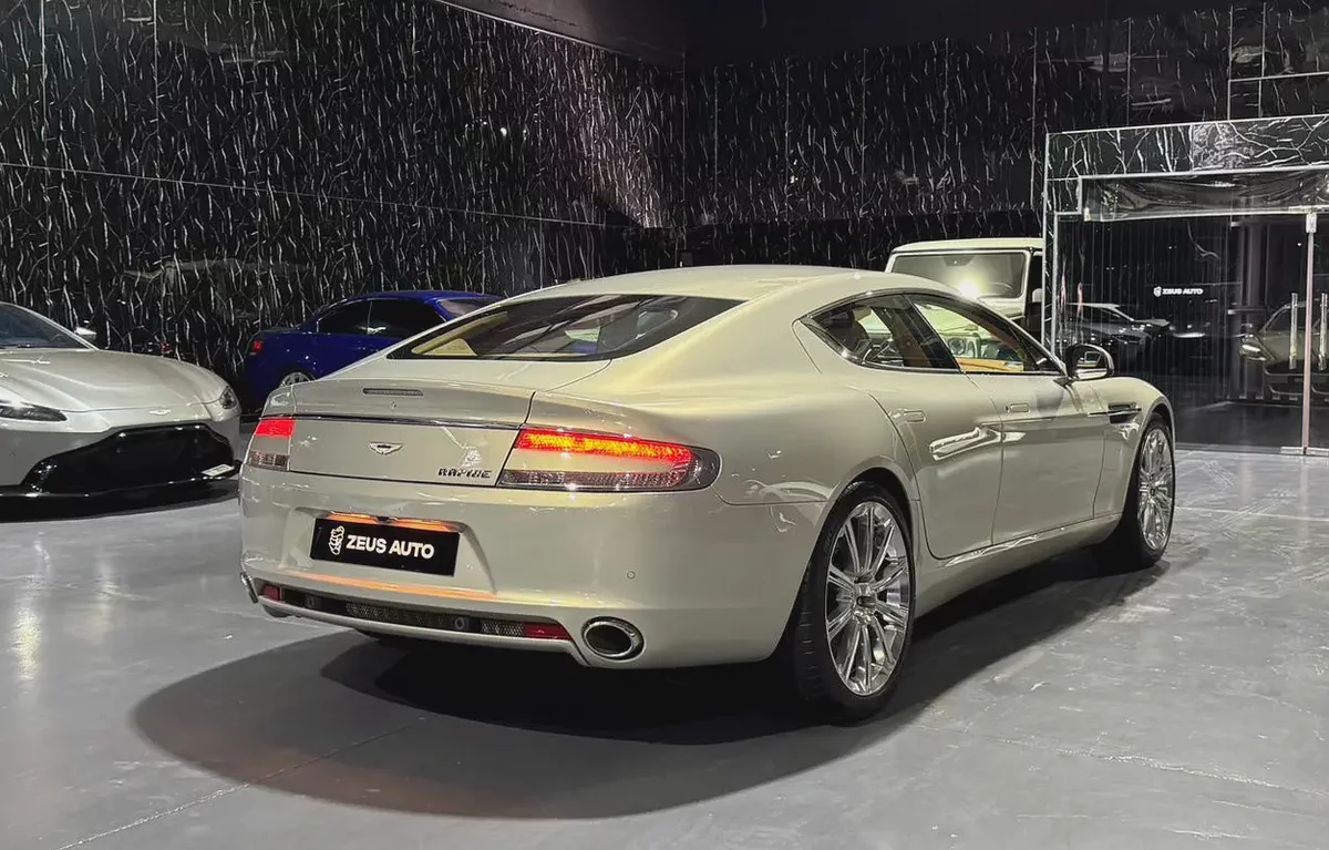 GCC | Low Mileage | Luxury 4 Door | Golden Silver Blonde Exterior | Sahara Tan Interior-3-3