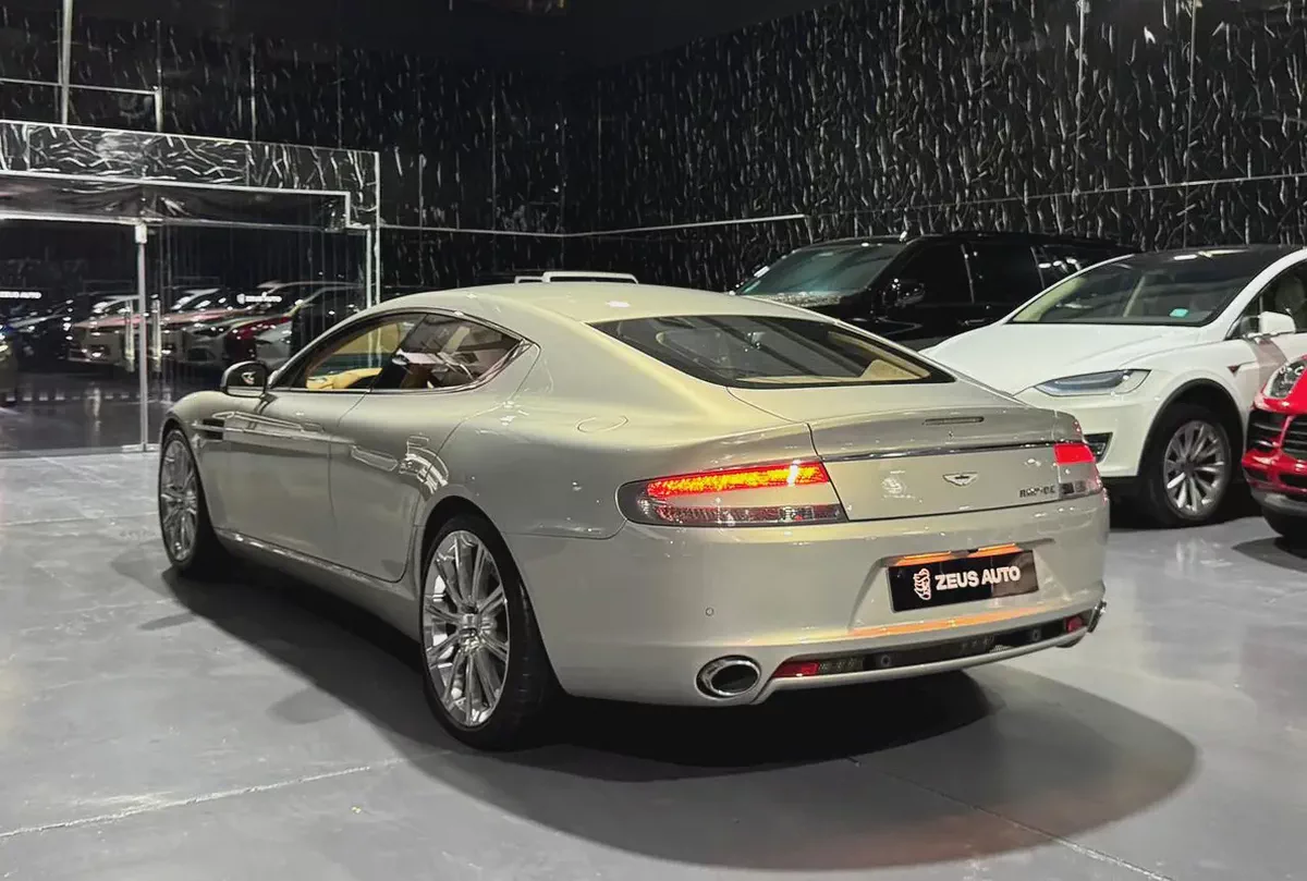GCC | Low Mileage | Luxury 4 Door | Golden Silver Blonde Exterior | Sahara Tan Interior-4-4