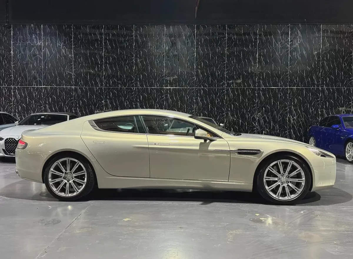 GCC | Low Mileage | Luxury 4 Door | Golden Silver Blonde Exterior | Sahara Tan Interior-5-5