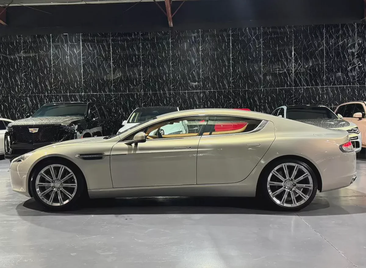 GCC | Low Mileage | Luxury 4 Door | Golden Silver Blonde Exterior | Sahara Tan Interior-6-6