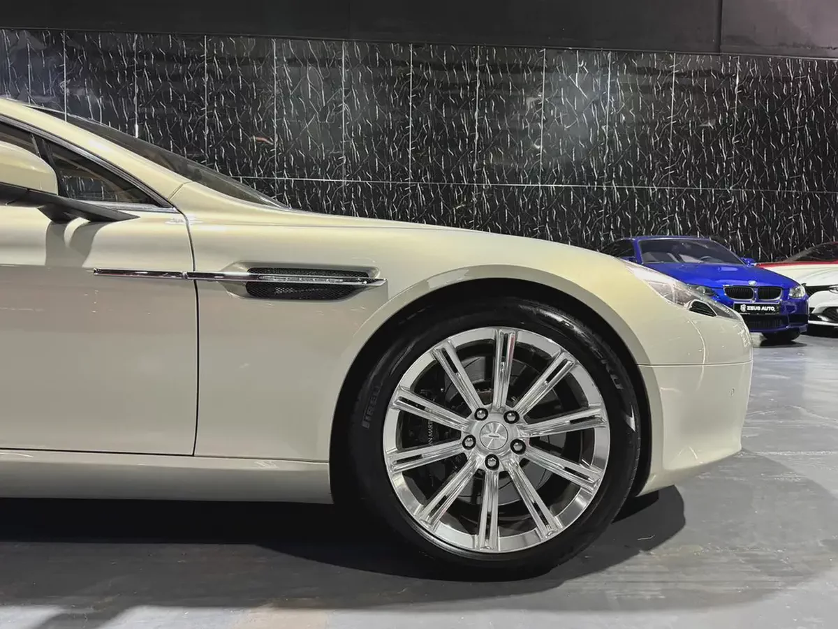 GCC | Low Mileage | Luxury 4 Door | Golden Silver Blonde Exterior | Sahara Tan Interior-7-7