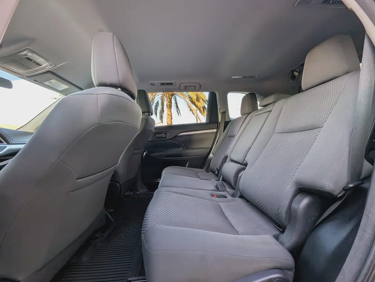 TOYOTA HIGHLANDER 2018 LE V6 3.5L 7 SEATER IN EXCELLENT CONDITION-4-4