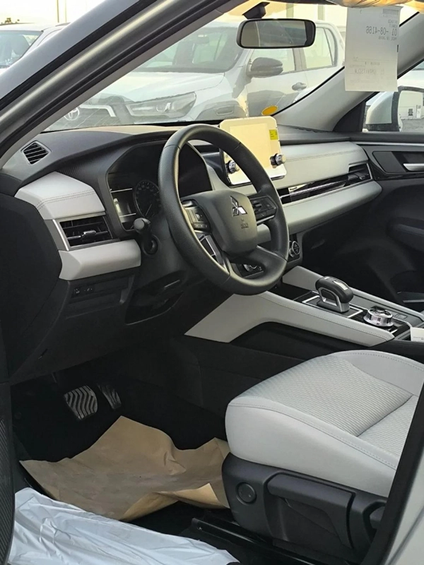 Mitsubishi Outlander 5P-M-LINE 2.5L SUV FWD 5Doors