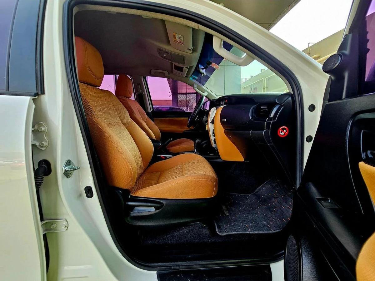 Toyota Fortuner EXR V4 4WD/ GCC SPECS/ LOW MILEAGE/ SINGLE OWNER-11-11