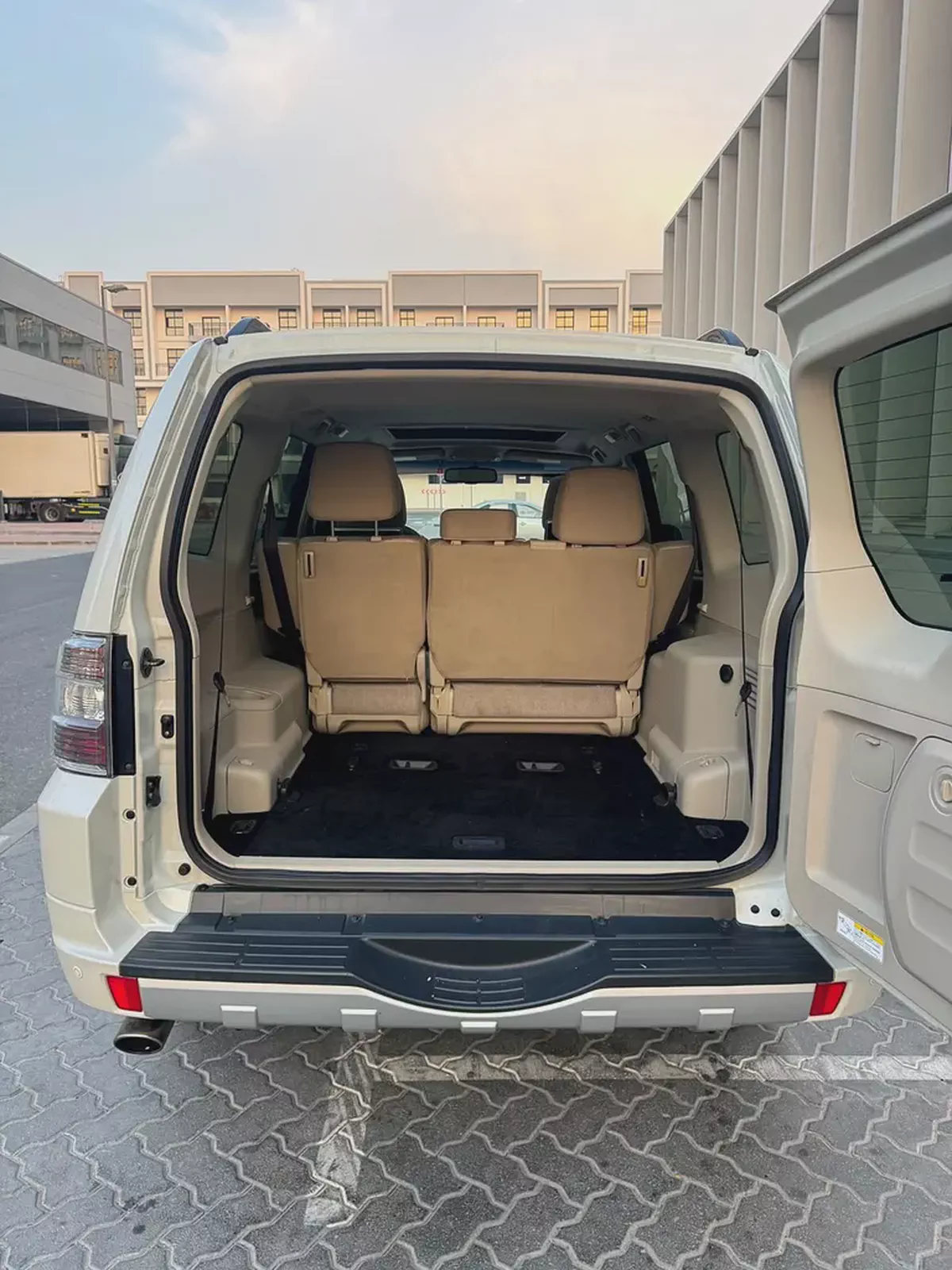 Mitsubishi Pajero GLS 2018 GCC 3.5L Full Option Original paint-8-8