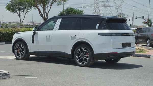 Lynk & Co 900 (White)