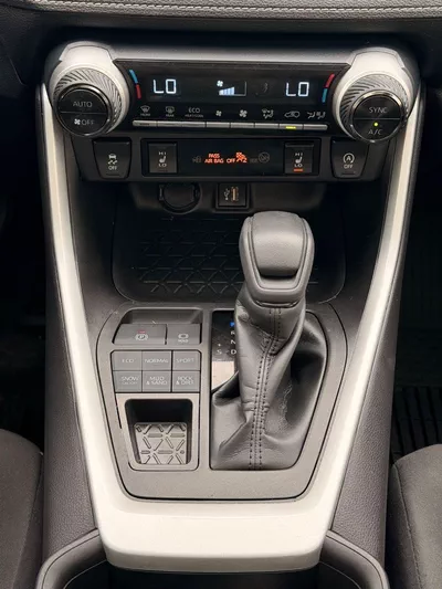 Toyota RAV4 XLE 2.5L  4X4 Sunroof, push start full option-10