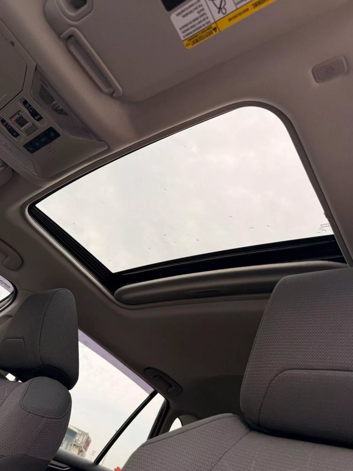 Toyota RAV4 XLE 2.5L  4X4 Sunroof, push start full option-9-0