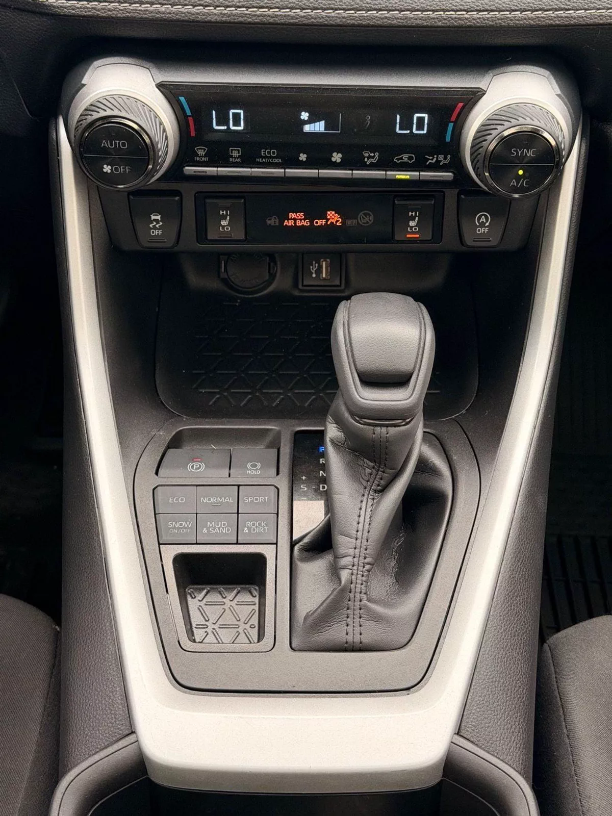 Toyota RAV4 XLE 2.5L  4X4 Sunroof, push start full option-10-0