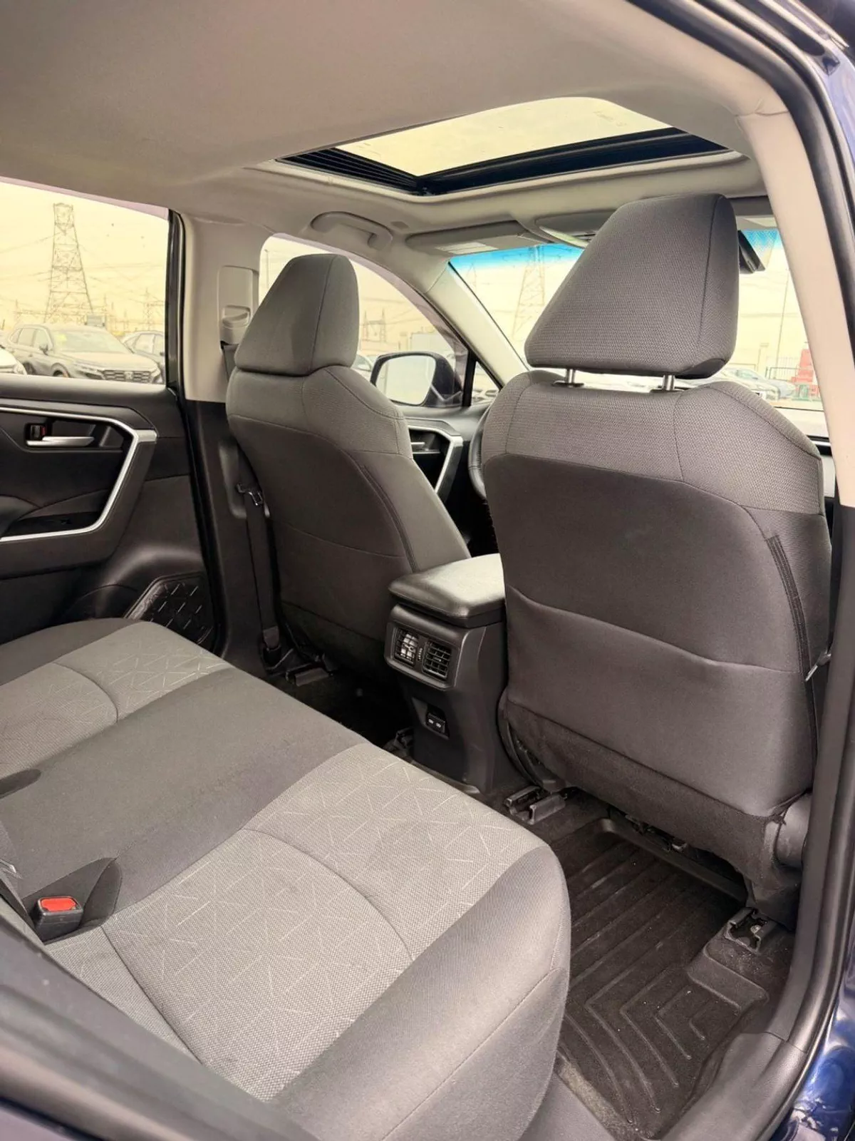 Toyota RAV4 XLE 2.5L  4X4 Sunroof, push start full option-15-0
