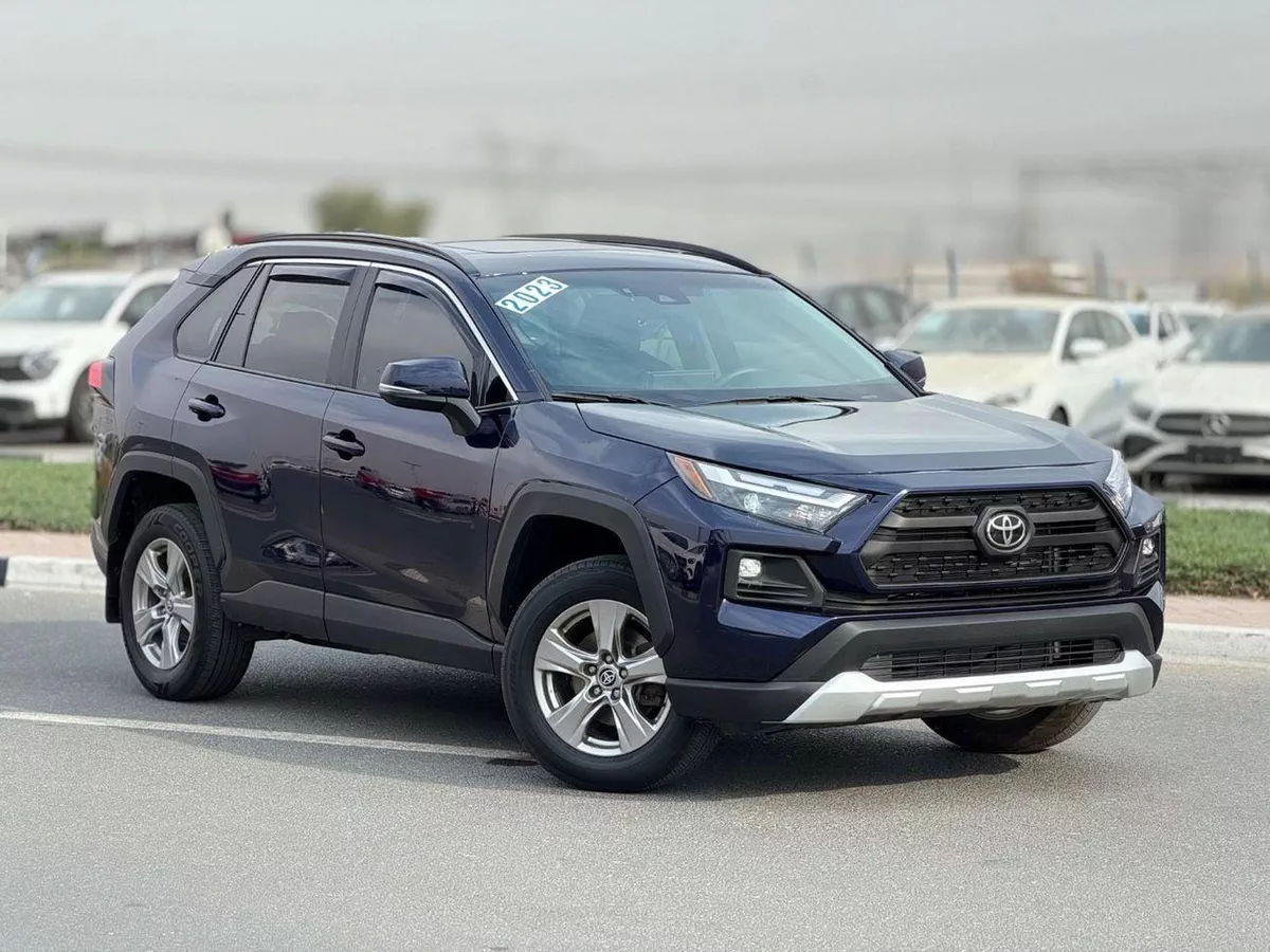 Toyota RAV4 XLE 2.5L  4X4 Sunroof, push start full option