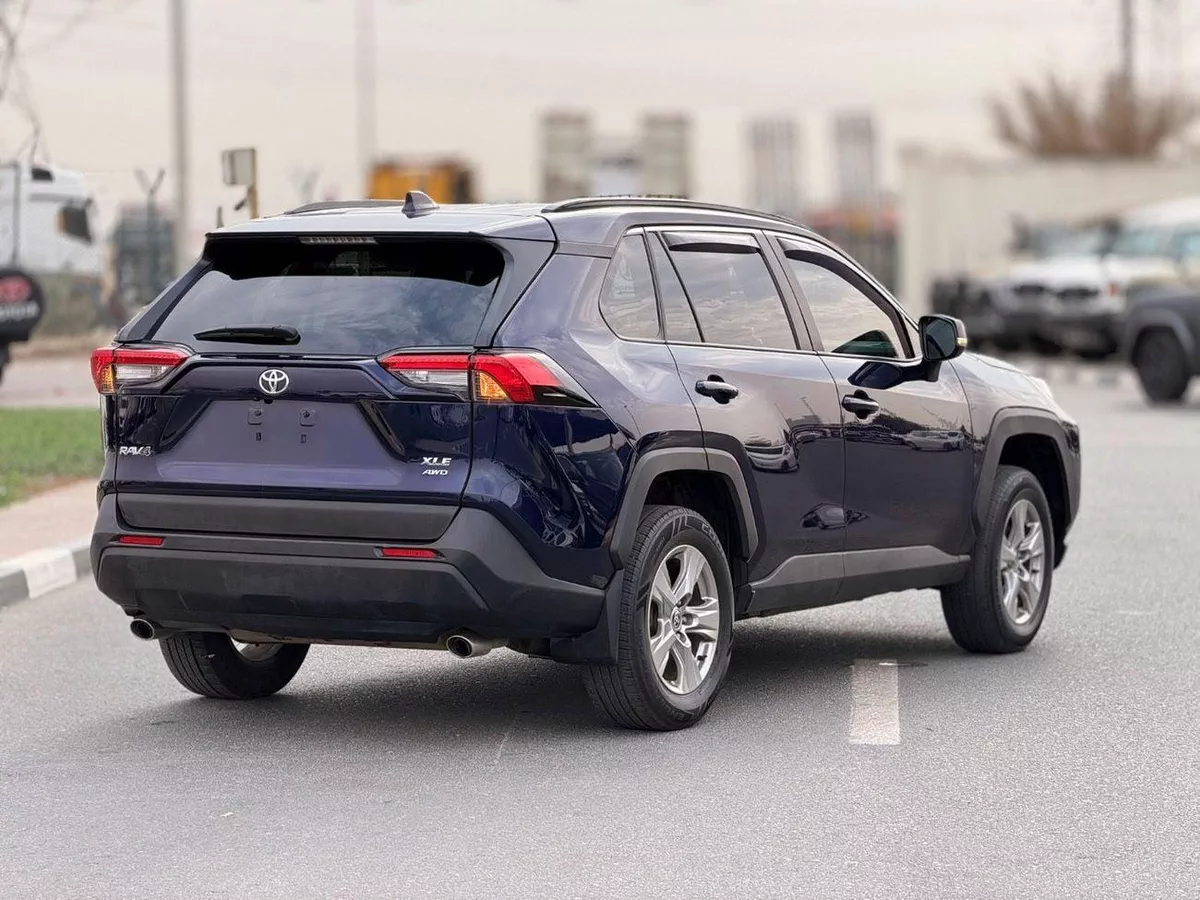 Toyota RAV4 XLE 2.5L  4X4 Sunroof, push start full option-2-0