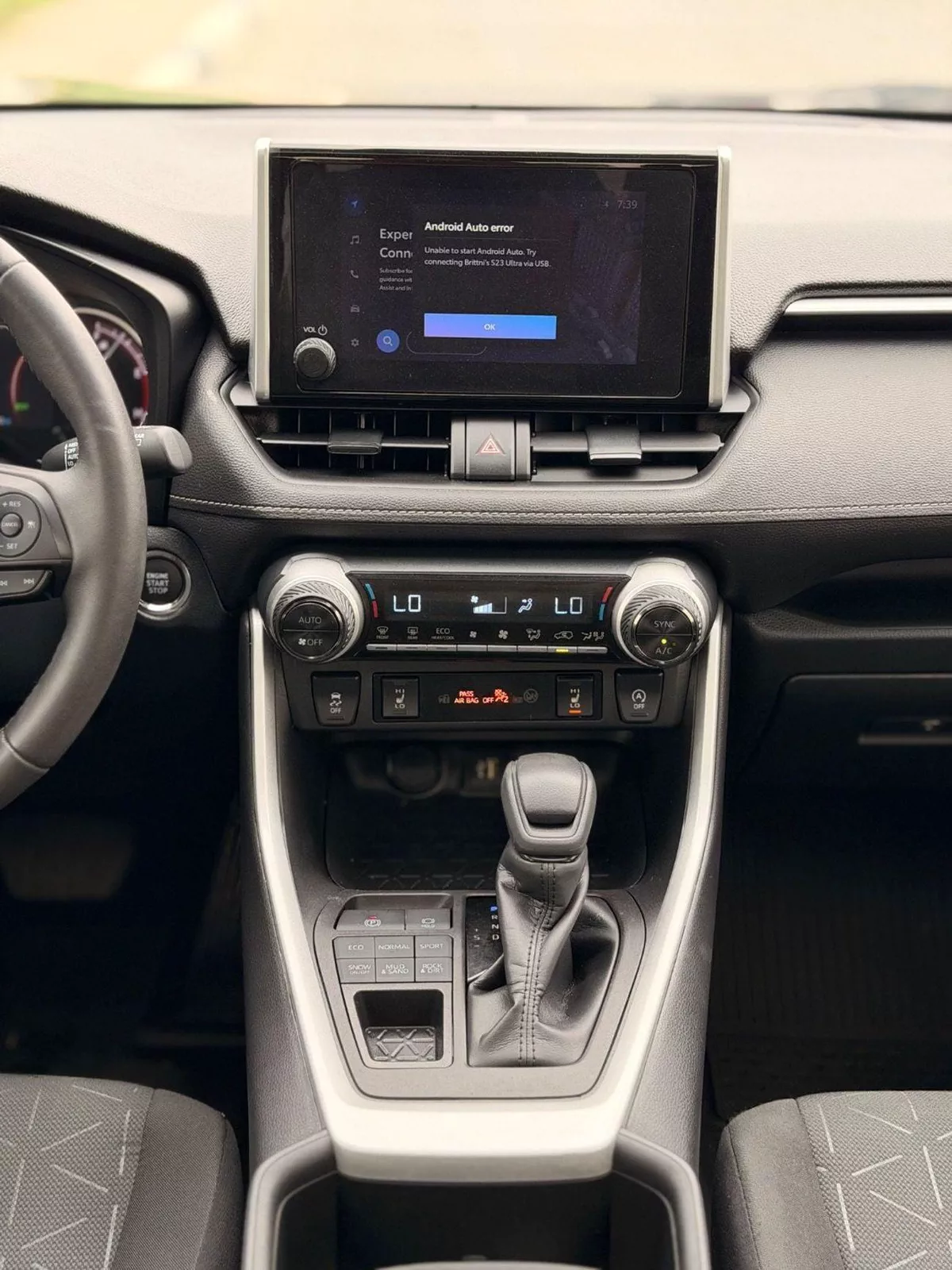 Toyota RAV4 XLE 2.5L  4X4 Sunroof, push start full option-6-0