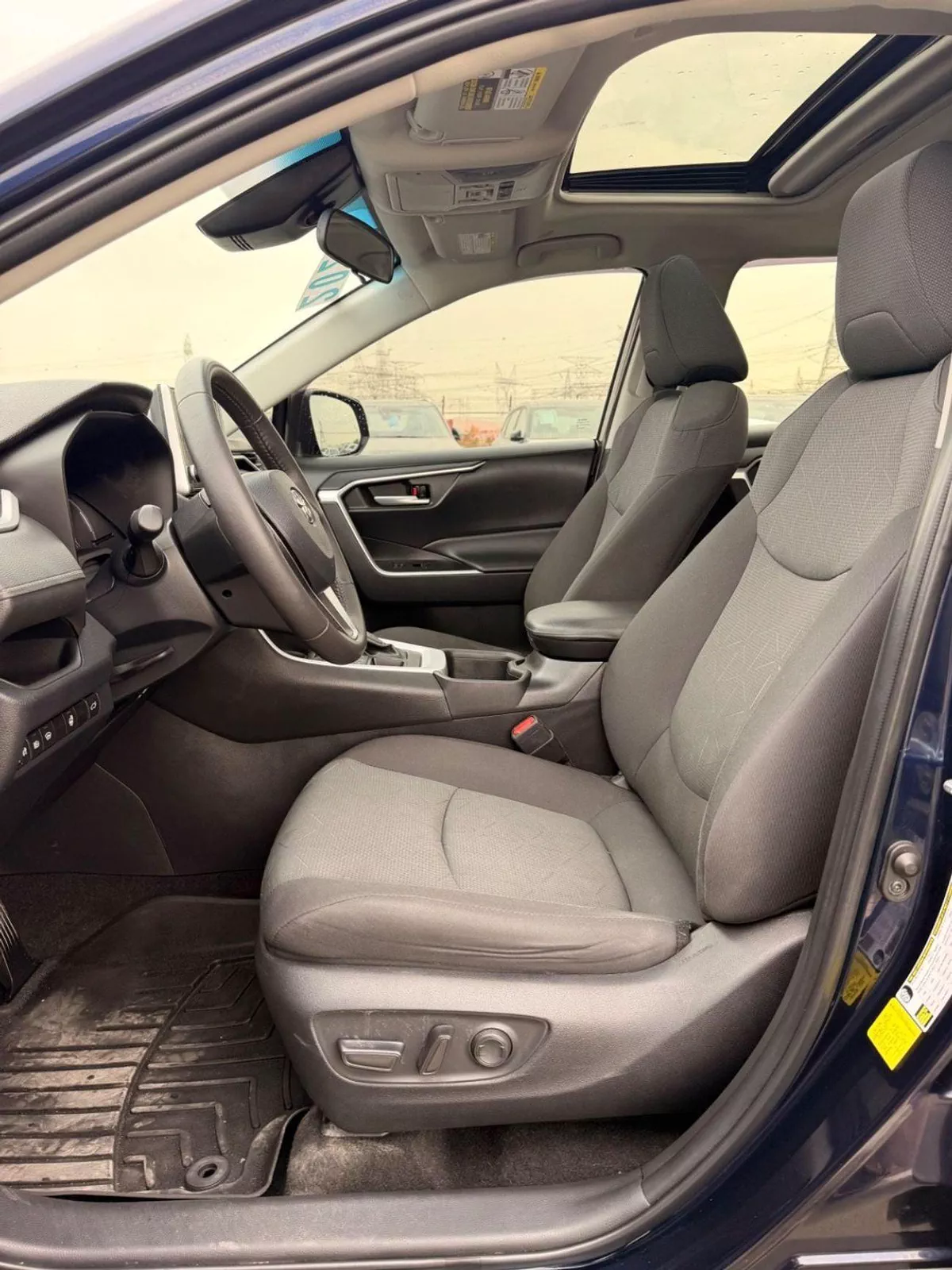 Toyota RAV4 XLE 2.5L  4X4 Sunroof, push start full option-7-0