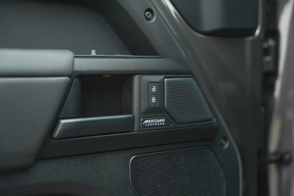 2025 LAND ROVER DEFENDER OCTA EDITION ONE-18-18
