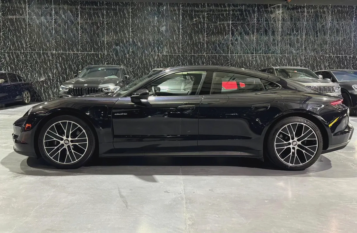Exclusive Offer | GCC | Very Low Mileage | Warranty 2027 | Al Naboodah Full Service History-5-5