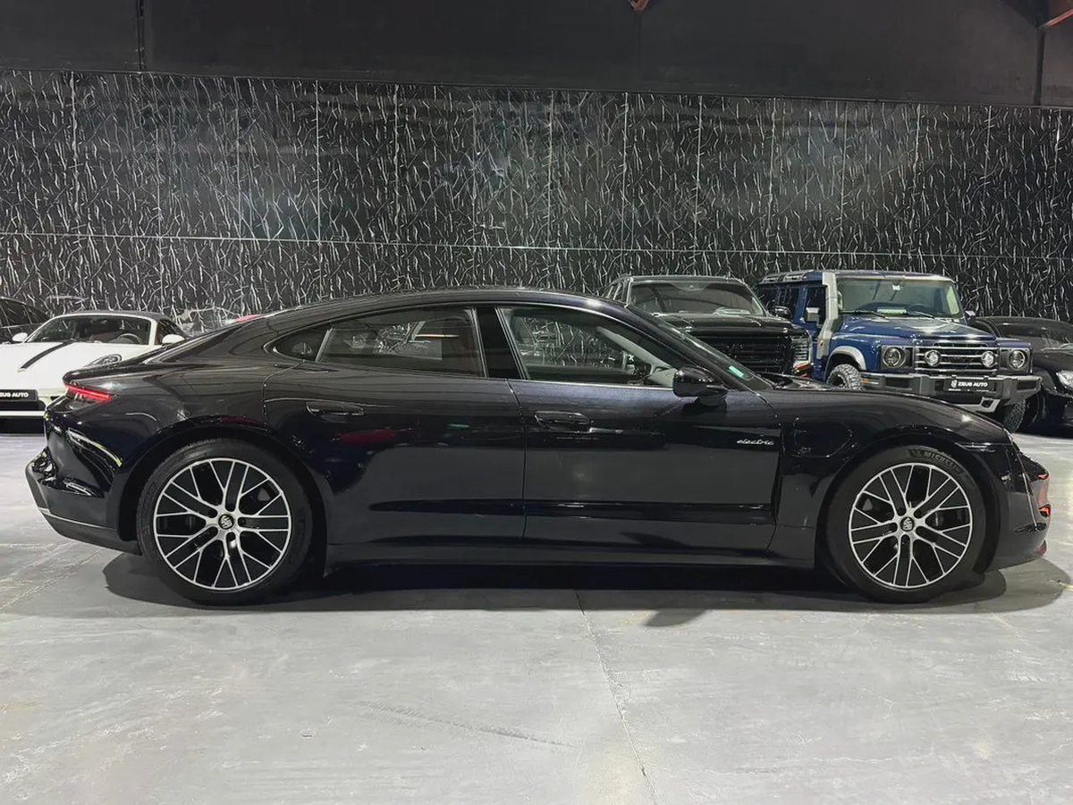Exclusive Offer | GCC | Very Low Mileage | Warranty 2027 | Al Naboodah Full Service History-7-7
