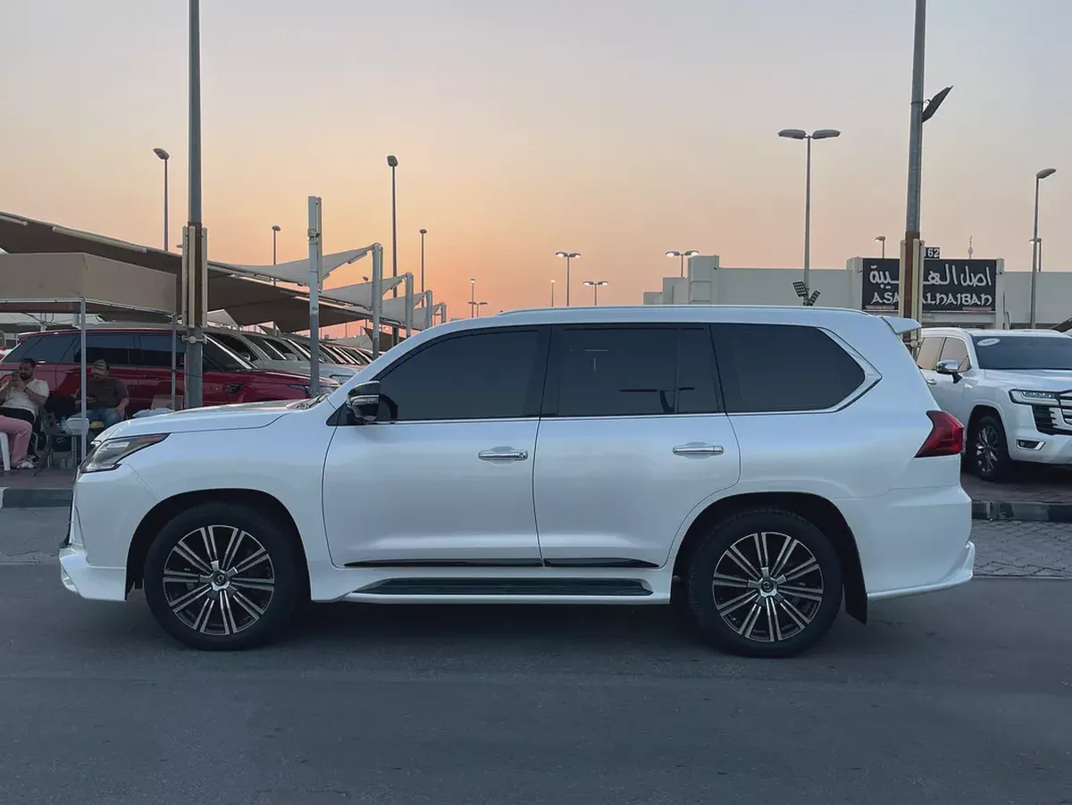 لكذس Lexus LX 570 Signature 2018 | GCC Specs | Pristine Condition-2-2