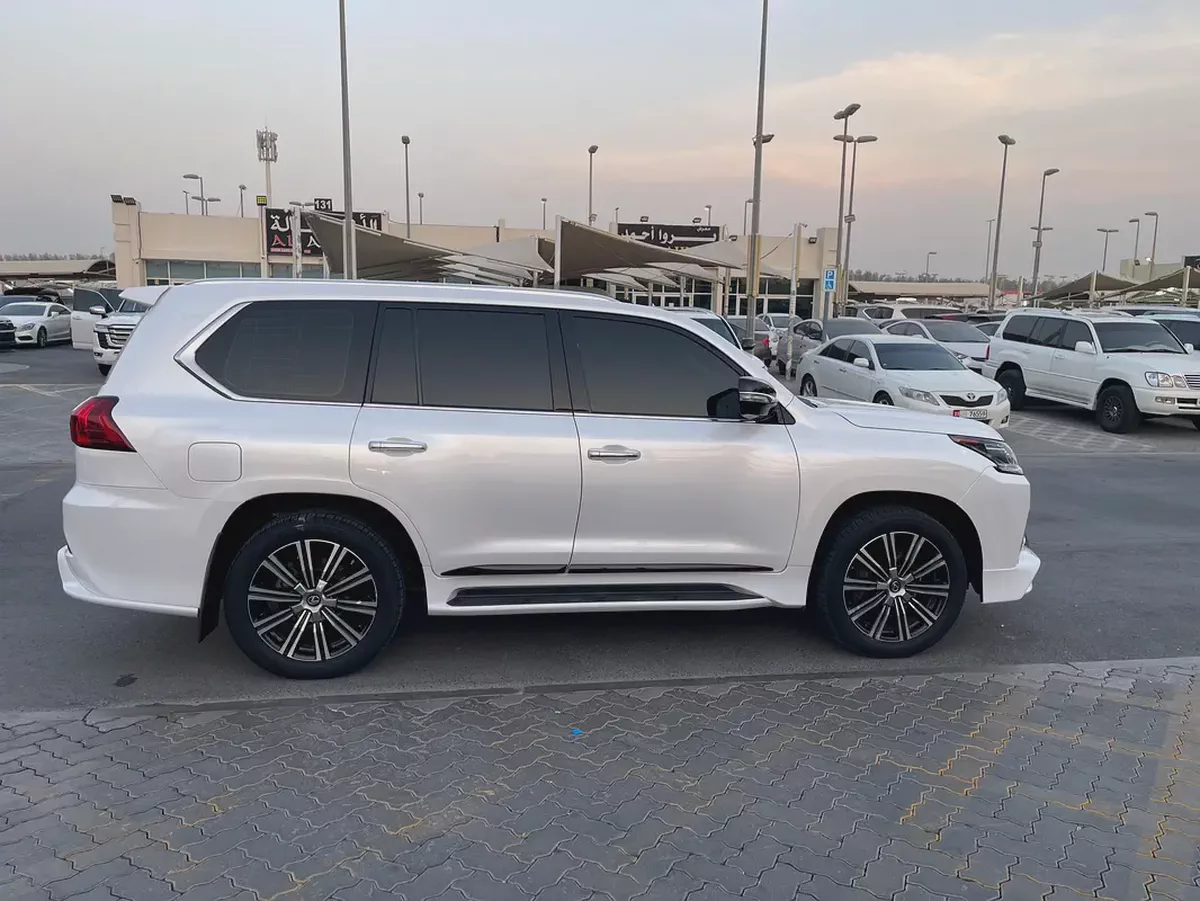 لكذس Lexus LX 570 Signature 2018 | GCC Specs | Pristine Condition-6-6