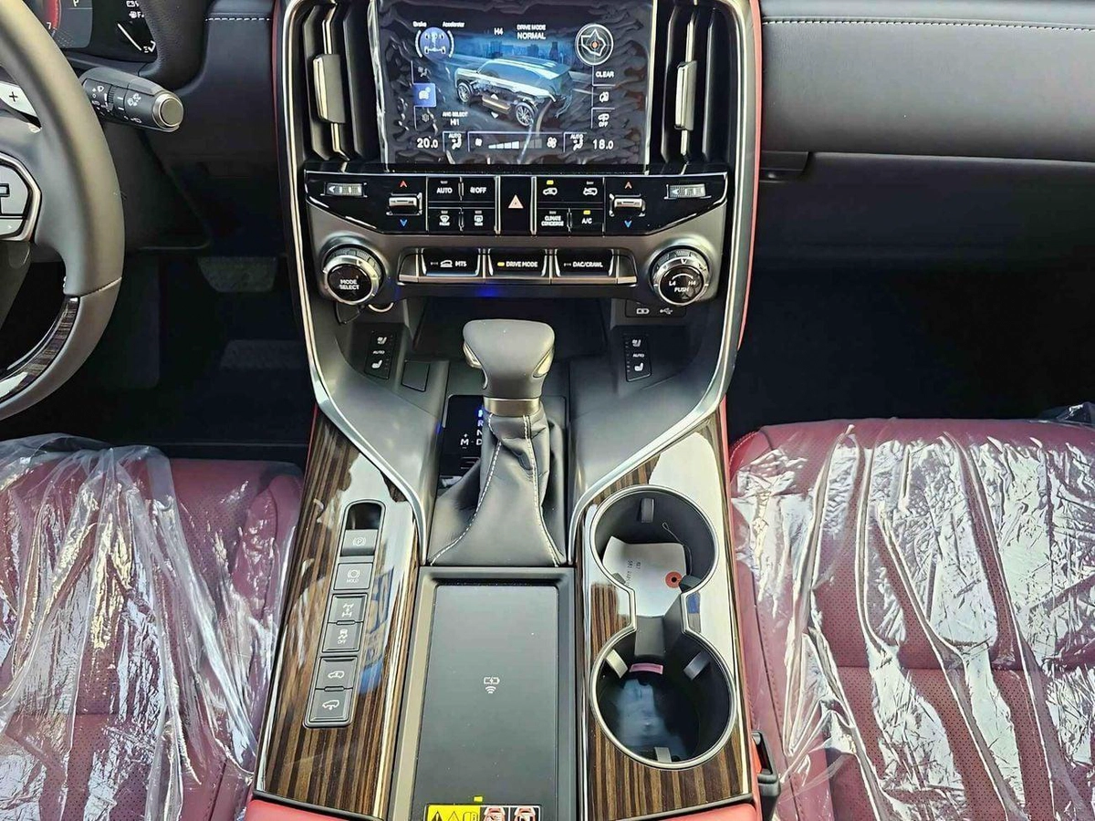 Lexus LX600 URBAN | 3.5L V6 |  HEADUP DISPLAY | PWR SEATS | DVD+KICK SENSORS | 360 CAM (CODE # LX6U-9-9