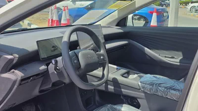 Nissan N6 180 Max (White Black)-5