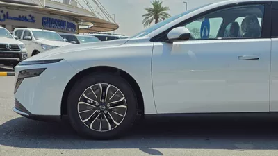 Nissan N6 180 Max (White Black)-4