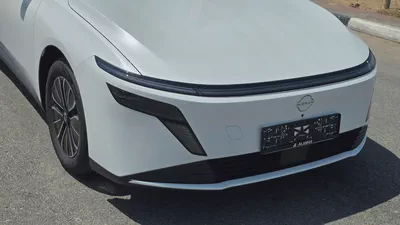 Nissan N6 180 Max (White Black)-1