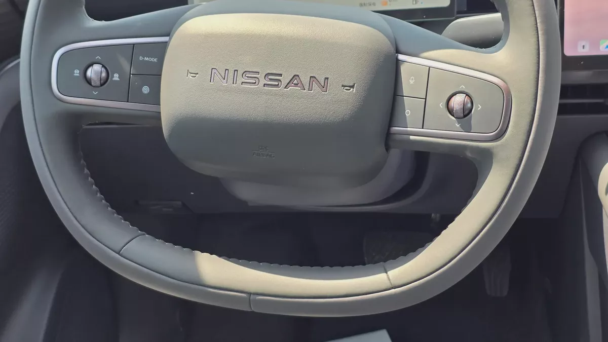 Nissan N6 180 Max (White Black)-13-13