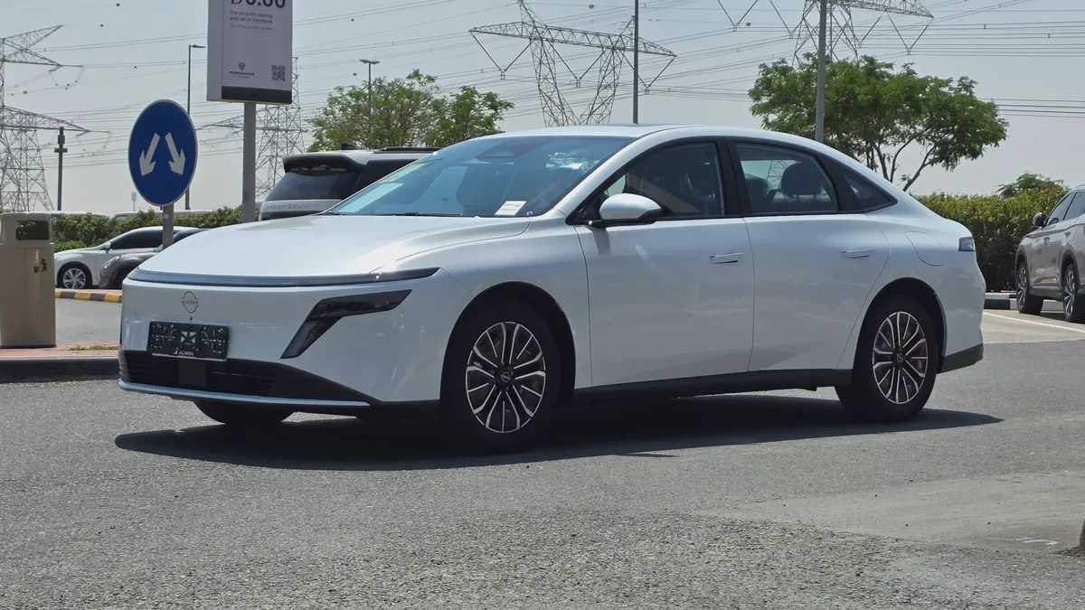 Nissan N6 180 Max (White Black)-3-3
